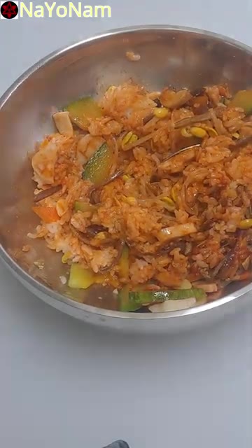 참기름을 살짝 두르고 모든 재료를 잘 비벼 먹는다. — 간단 비빔밥 만들기