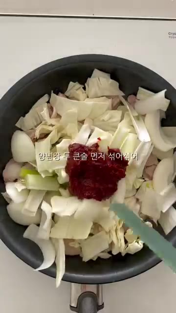 썰어둔 양배추, 고구마, 채소를 모두 넣고 양념장 2큰술을 먼저 넣… — 닭갈비 치즈 듬뿍 레시피