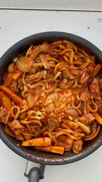 치즈를 아낌없이 듬뿍 뿌려주고 뚜껑을 덮어 치즈가 녹을 때까지 익혀… — 닭갈비 치즈 듬뿍 레시피