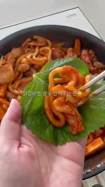 치즈가 녹아 쭉 늘어나는 비주얼을 자랑하는 닭갈비가 완성되었습니다.… — 닭갈비 치즈 듬뿍 레시피