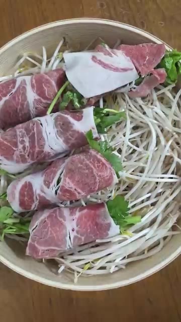 대패삼겹살에 미나리를 넣고 돌돌 말아줍니다. — 미나리 대패삼겹살 숙주찜