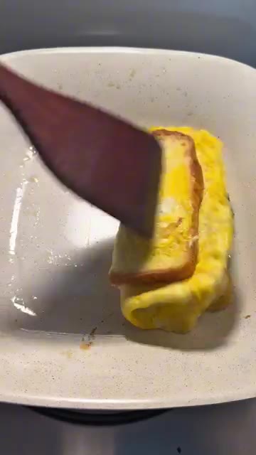 케첩을 뿌리고 식빵을 반으로 접어준다. — 요즘 토스트는 이렇게 먹는다는데! 떡갈비 토스트