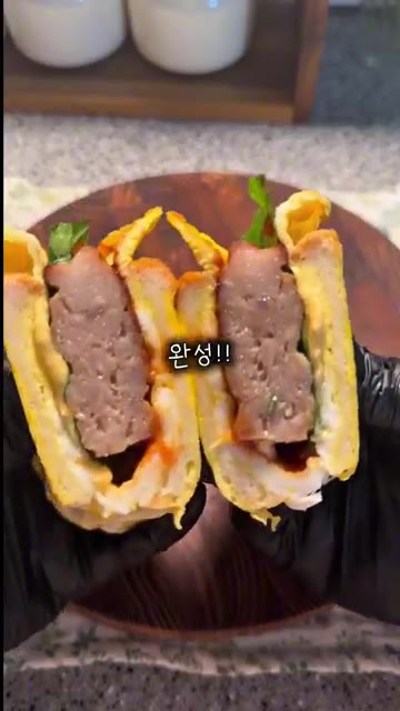 완성된 떡갈비 토스트를 반으로 잘라 맛있게 즐긴다. — 요즘 토스트는 이렇게 먹는다는데! 떡갈비 토스트