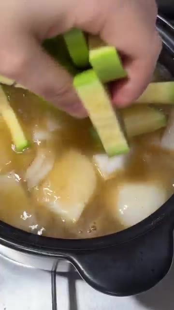 냉장고에 있는 야채(양파, 애호박, 버섯 등)를 넣는다. — 바지락 된장찌개 초간단 레시피