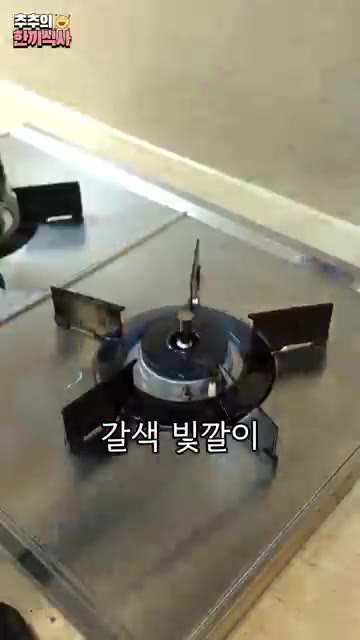 자주 뒤집어 가며 익혀주다가 먹음직스러운 갈색 빛깔이 나오면 됩니다. — 쫀득 바삭한 맛이 좋은 '애호박채전' 레시피!