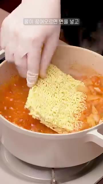 물이 끓어오르면 면을 넣고 3분간 끓여준다. — 얼큰하고 시원한 짬뽕라면 만들기