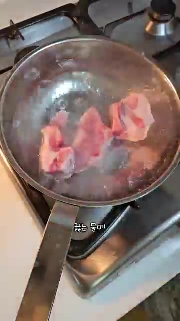 냉동실에 있던 돼지갈비를 찬물에 헹궈 핏물을 제거하고 끓는 물에 넣… — 돼지갈비찜 고기로 갈비탕 만들기