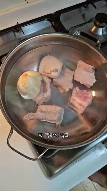 물에 데친 갈비를 넣고 양파 반 개와 대파를 넣어줍니다. 미원을 아… — 돼지갈비찜 고기로 갈비탕 만들기