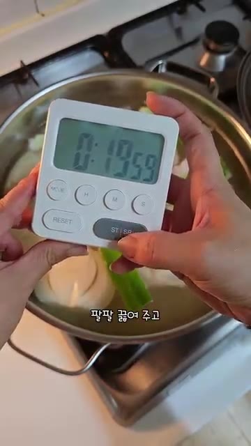 중약불로 줄여 20분 더 끓이면 완성입니다. 돼지갈비찜하고 남은 고… — 돼지갈비찜 고기로 갈비탕 만들기