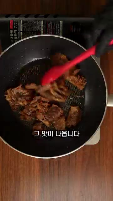 물 600ml를 붓고 양파, 애호박을 넣습니다. — 고깃집에서 먹던 그 맛!! 차돌된장찌개 맛있게 끓이는 법