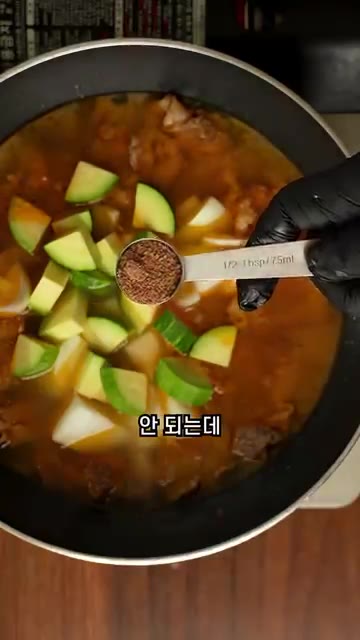 소고기 다시다 1/2큰술, 고춧가루 1큰술, 다진 마늘 1큰술을 넣… — 고깃집에서 먹던 그 맛!! 차돌된장찌개 맛있게 끓이는 법