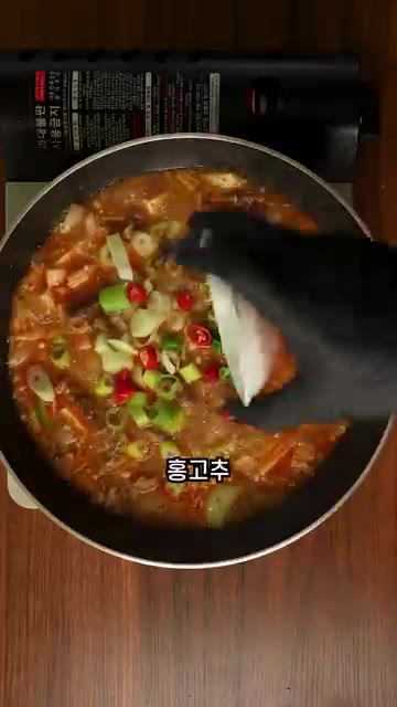 마지막으로 대파, 청양고추, 홍고추를 넣고 1분 더 끓여주면 완성입니다. — 고깃집에서 먹던 그 맛!! 차돌된장찌개 맛있게 끓이는 법