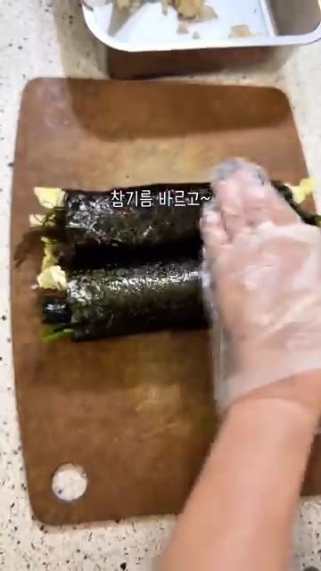 배추, 다시마, 꼬시래기, 쪽파를 올리고 과메기까지 넉넉하게 넣어주세요. — 과메기 김밥 레시피
