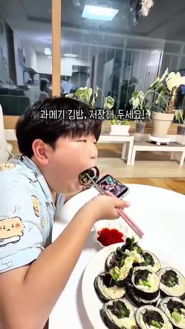 참기름을 바르고 먹기 좋은 크기로 썰면 완성입니다. — 과메기 김밥 레시피