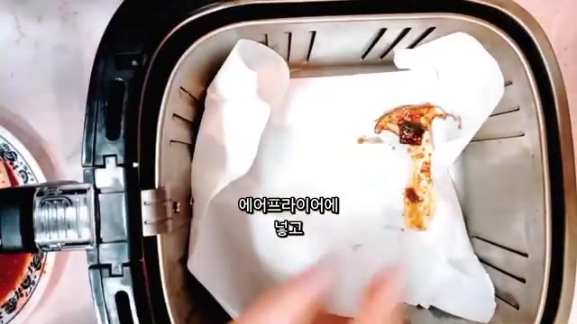 썰어둔 새송이버섯 4개에 양념장을 골고루 발라준다. — 에어프라이어 양념 새송이버섯구이 만들기