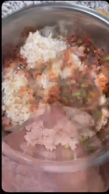 팬에 참기름을 두르고 밥을 넣어 양념한 마늘쫑과 함께 볶아줍니다. — 마늘쫑 비빔밥 만들기