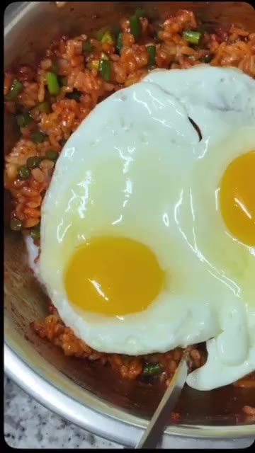 계란 프라이를 해서 밥 위에 올리면 마늘쫑 비빔밥 완성입니다. — 마늘쫑 비빔밥 만들기