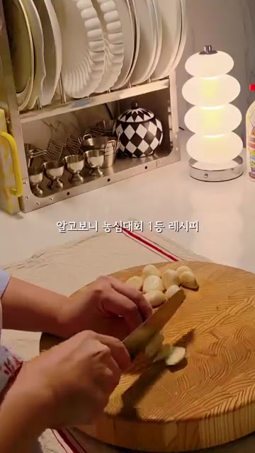 팬에 올리브유를 두르고 마늘을 볶아 향을 낸다. — 집에 다 있는 짜파게티인데 초딩들이 먹자마자 난리🤣농심 대회 우승 레시피, 직접 만들어봤어요🍜
