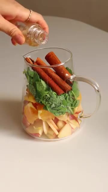 알룰로스를 2큰술 넣는다. — 환절기에는 따끈한 애플시나몬민트티 만들기