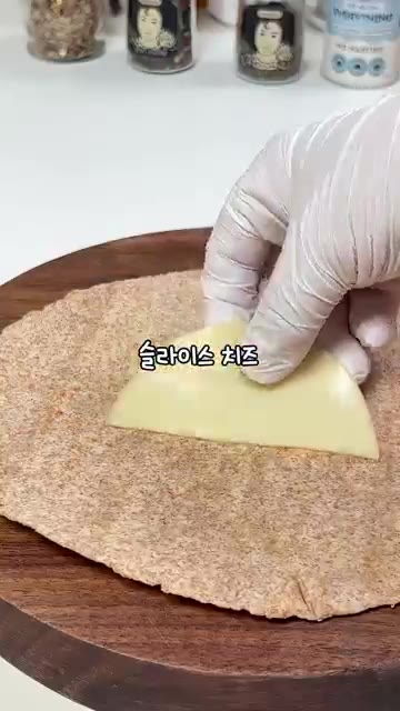 무화과를 동그랗게 썰고 통밀 또띠아를 준비합니다. 또띠아 위에 슬라… — 밀가루 0g! 또띠아로 만드는 무화과 치즈파이