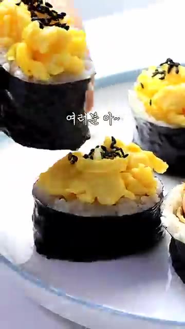 팬에 기름을 두르고 계란물을 부어 스크램블 에그를 만든다. 다른 팬… — 김밥에 유부를 이렇게 넣었더니, 너무 간단한데 맛있다고 매일 해달래요!
