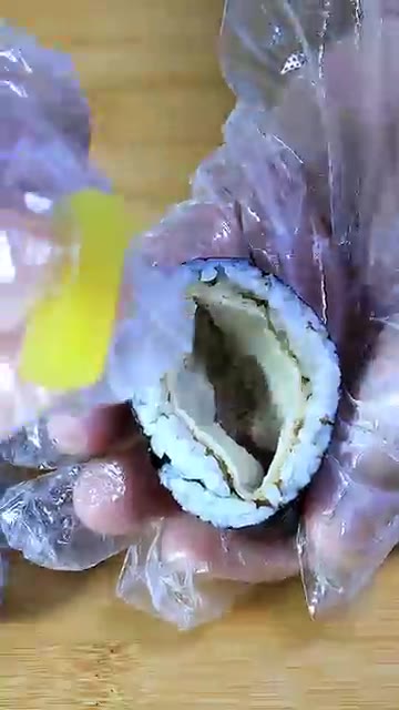 김밥을 반으로 잘라 속을 채울 공간을 만들고, 원하는 재료(단무지,… — 김밥에 유부를 이렇게 넣었더니, 너무 간단한데 맛있다고 매일 해달래요!