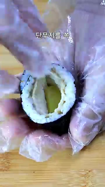 속 재료를 채운 김밥을 다시 한번 말아주면 맛있는 유부김밥이 완성된다. — 김밥에 유부를 이렇게 넣었더니, 너무 간단한데 맛있다고 매일 해달래요!