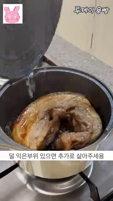 익은 보쌈을 먹기 좋게 썰어줍니다. — 집에서 만드는 레전드 마늘보쌈