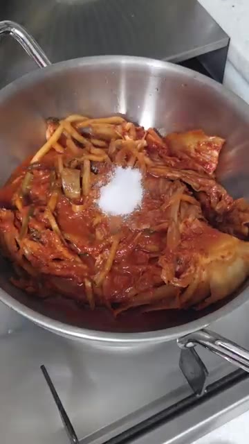 김치가 익으면 물을 자작하게 붓고 끓인다. — 두부김치찜 만들기