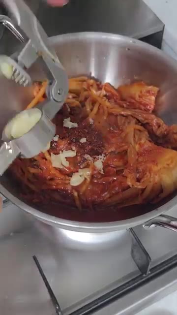 두부를 먹기 좋은 크기로 썰어 냄비에 보기 좋게 담는다. — 두부김치찜 만들기