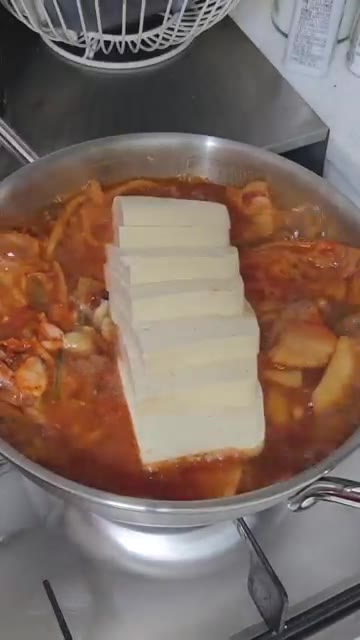 마지막으로 깨소금을 뿌려 완성한다. — 두부김치찜 만들기