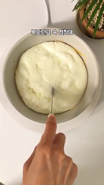 계란을 섞은 후 크림을 넣고 섞어줍니다. — 아침에 계란 신박하게 먹는법 딱4개만 준비하세요