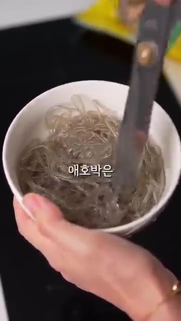 볼에 물기를 짠 애호박, 핏물을 뺀 소고기 다짐육, 삶은 당면을 넣는다. — 남편이 동그랑땡보다 더 맛있대요 #레시피
