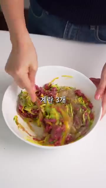 계란 3개, 간장 또는 까나리액젓, 후추, 다진 파를 넣고 잘 섞어준다. — 남편이 동그랑땡보다 더 맛있대요 #레시피