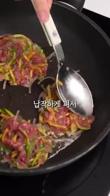 반죽을 동그랗게 부치거나 납작하게 펴서 만두 모양으로 반을 접어 노… — 남편이 동그랑땡보다 더 맛있대요 #레시피