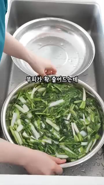 김치통에 갈아둔 양념과 물을 붓고 간을 맞춥니다. 이때 국물 간은… — 열무 물김치 레시피