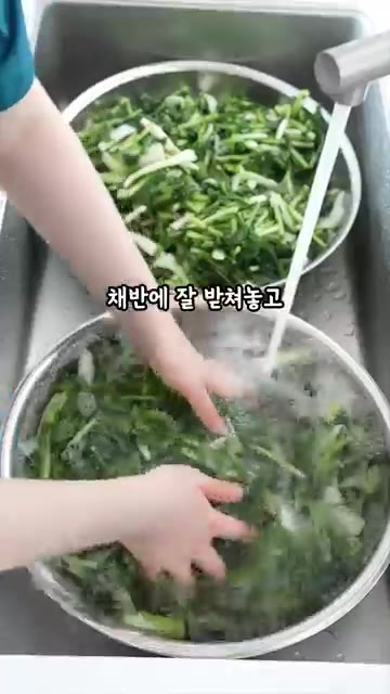 물기를 뺀 열무를 넣고 잘 버무려줍니다. — 열무 물김치 레시피