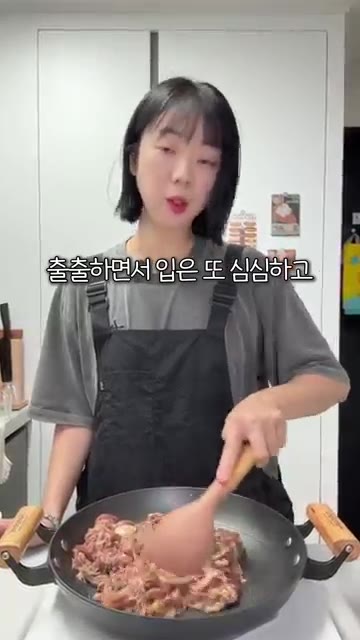 또띠아 25cm 위에 슬라이스 치즈와 모짜렐라 치즈를 넉넉히 올린다. — 일주일 아침이 든든한 소불고기 브리또 밀프렙