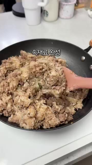 노릇하게 구워진 브리또를 반으로 잘라 치즈가 늘어나는 것을 보여준다. — 일주일 아침이 든든한 소불고기 브리또 밀프렙