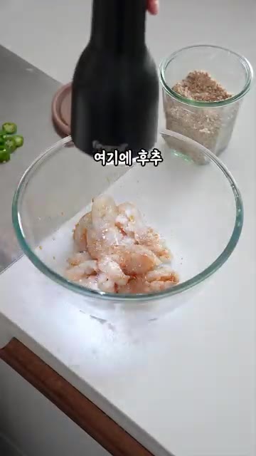 후추를 살짝 뿌리고 들기름을 둘러줍니다. — 회를 이렇게 드셔보세요, 근사한 요리가 뚝딱! #광깻무레시피😋