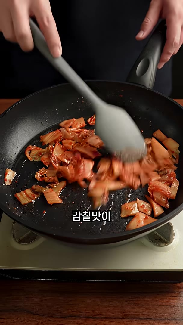 팬에 식용유 2큰술과 김치 1컵을 넣고 중약불에 5분간 볶아주세요. — 네! 이게 진짜 김치볶음밥입니다.