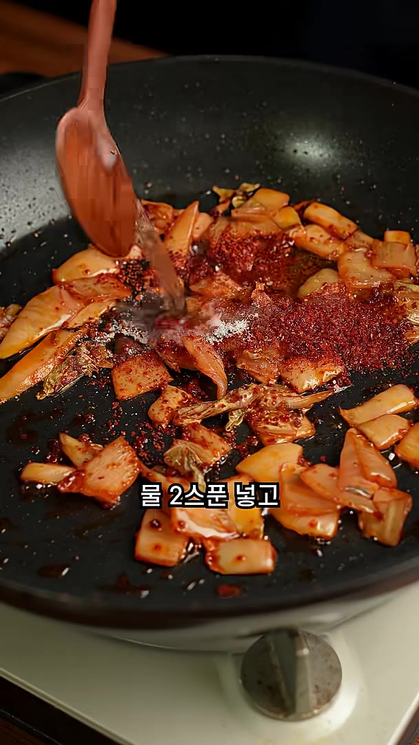 고춧가루, 설탕, 물을 넣고 김치가 완전히 익고 수분이 날아갈 때까… — 네! 이게 진짜 김치볶음밥입니다.