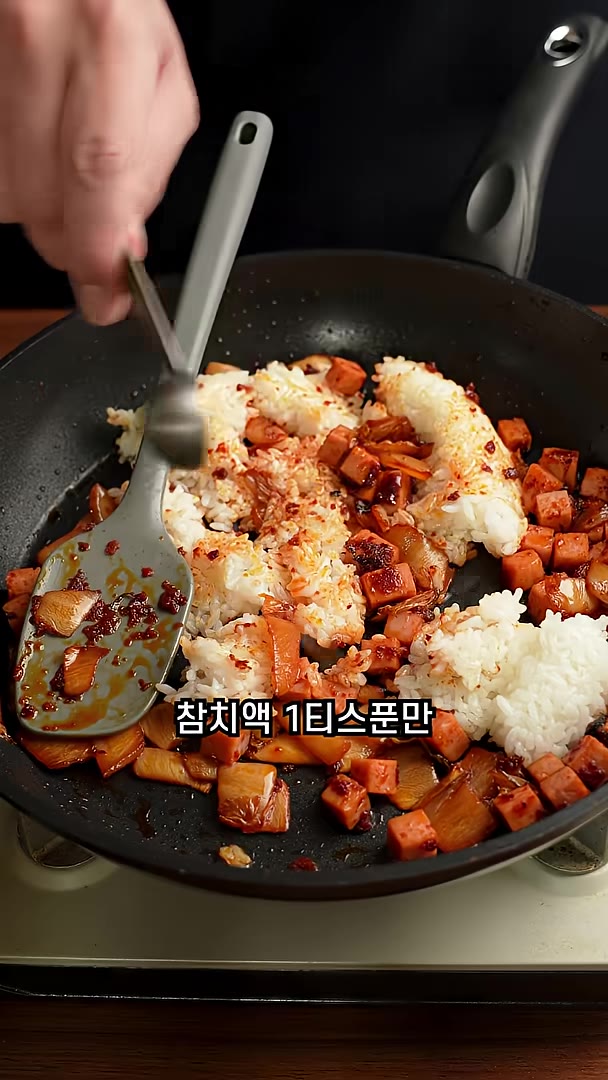 전자레인지에 1분 돌린 햇반과 참치액을 넣고 볶아주면 완성입니다. — 네! 이게 진짜 김치볶음밥입니다.
