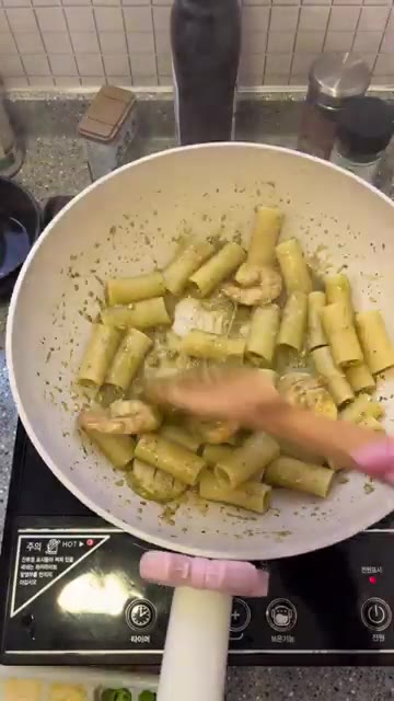 바질 페스토를 넣고 잘 섞어준다. — 리가토니면으로 만드는 새우관자바질파스타