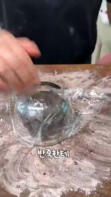 반죽을 랩으로 감싸 잠시 둔 후, 얇게 밀어 페투치네 스타일로 썰어… — 타락한 파스타