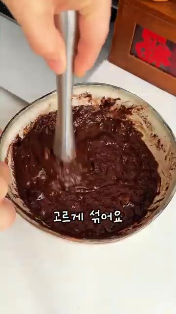 그릇에 잘 익은 바나나 1개, 달걀 1개, 코코아가루 3스푼을 넣습니다. — 밀가루 없이 딱 3가지로 만드는 바나나 초코 케이크