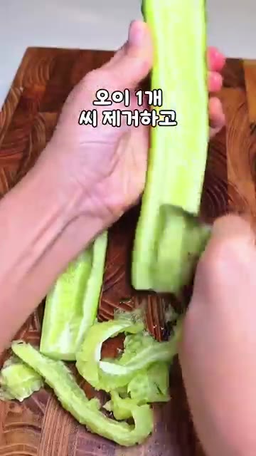 방울토마토는 반으로 잘라줍니다. 오이는 씨를 제거하고 먹기 좋은 크… — 뱃살 쏙 김소형 샐러드