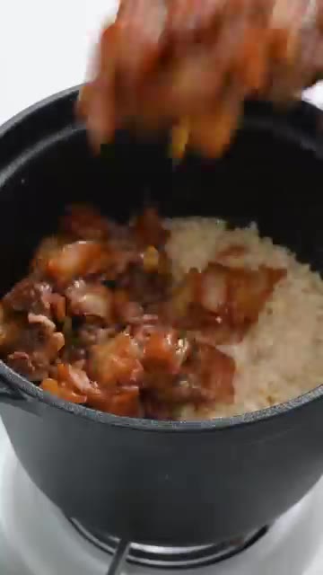 밥이 완성되면 썰어둔 쪽파와 통깨를 뿌리고 골고루 섞어주면 차돌솥밥… — 투뿔 차돌삼합으로 만드는 차돌솥밥 레시피