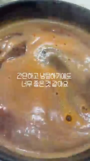 국물이 끓어오르면 준비한 야채와 고기를 넣고 익혀 건져 먹습니다. — 쌀쌀해질 때 생각나는 음식? 등촌샤브샤브