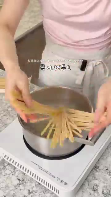 끓는 물에 페투치네 파스타 면을 넣고 삶아줍니다. 소스와 함께 끓일… — 초간단 아웃백 투움바 파스타 만들기